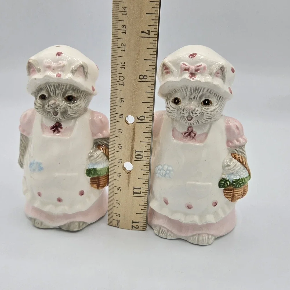 Vtg grey grandma cat ceramic salt and pepper shakers made‎ in Taiwan Vintage